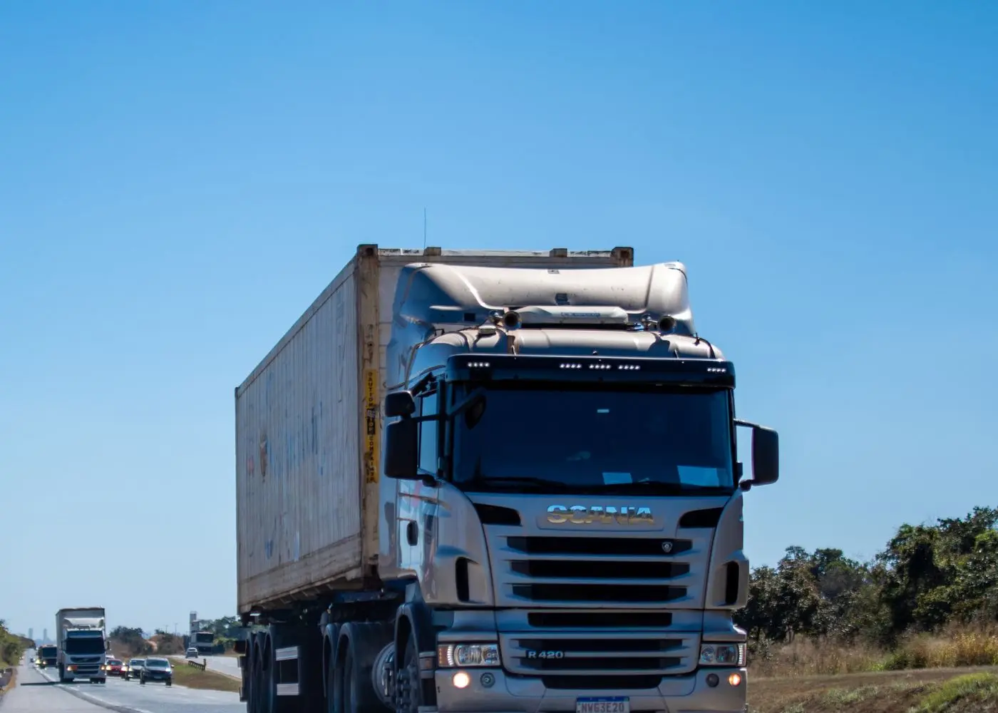 Carreta com container em rodovia brasileira